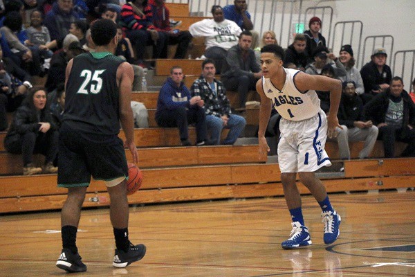 Federal Way's D'Jimon Jones guards Kentwood's Darius Lubom during Federal Way's 78-62 win on Tuesday