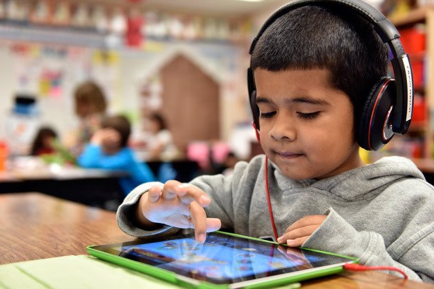 A student at Woodmont Elementary selects a learning app on an iPad.