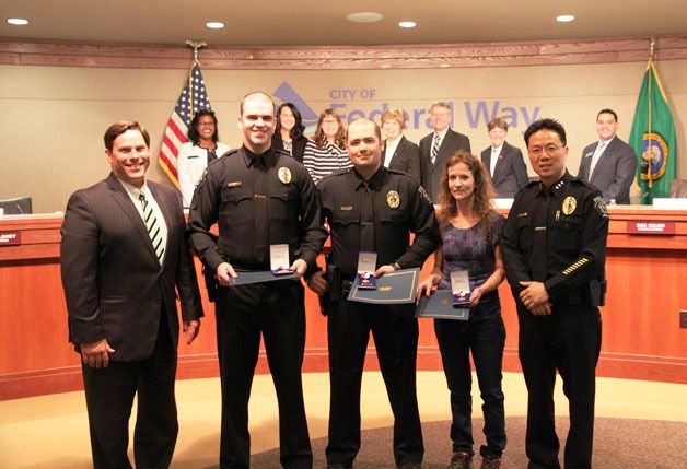 Federal Way Mayor Jim Ferrell (left) and Police Chief Andy Hwang (right) stand with the recipients of the Life Saving Award.