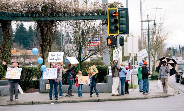 Federal Way residents held signs thanking police for their service last Saturday.