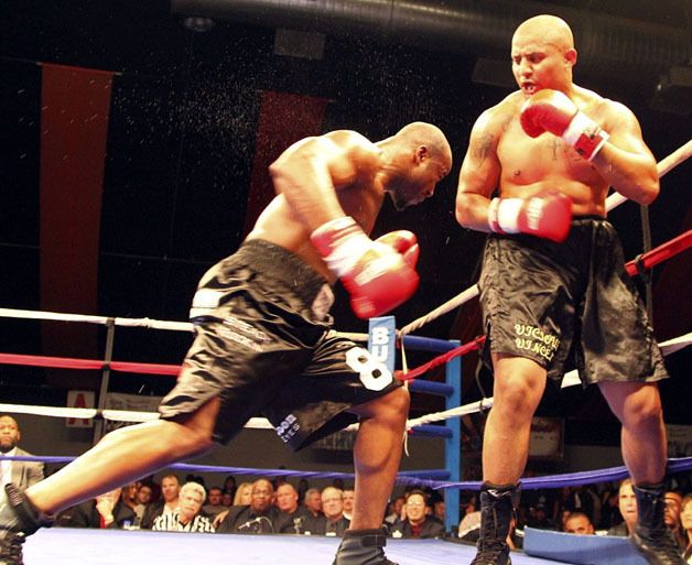 Federal Way heavyweight Vincent Thompson won a unanimous decision over Tacoma's Jonte Willis after a controversial main event in Battle at the Boat 84