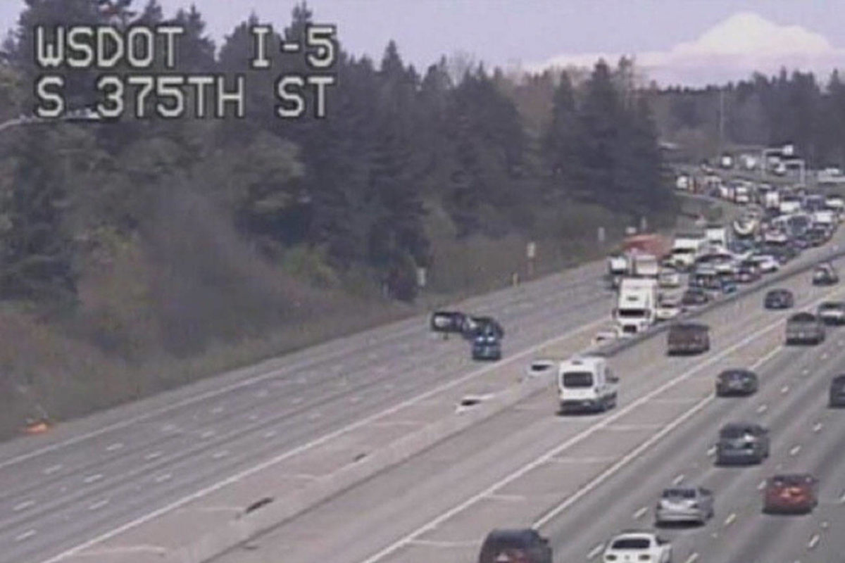 Man jumps to death from freeway overpass near Federal Way Federal Way