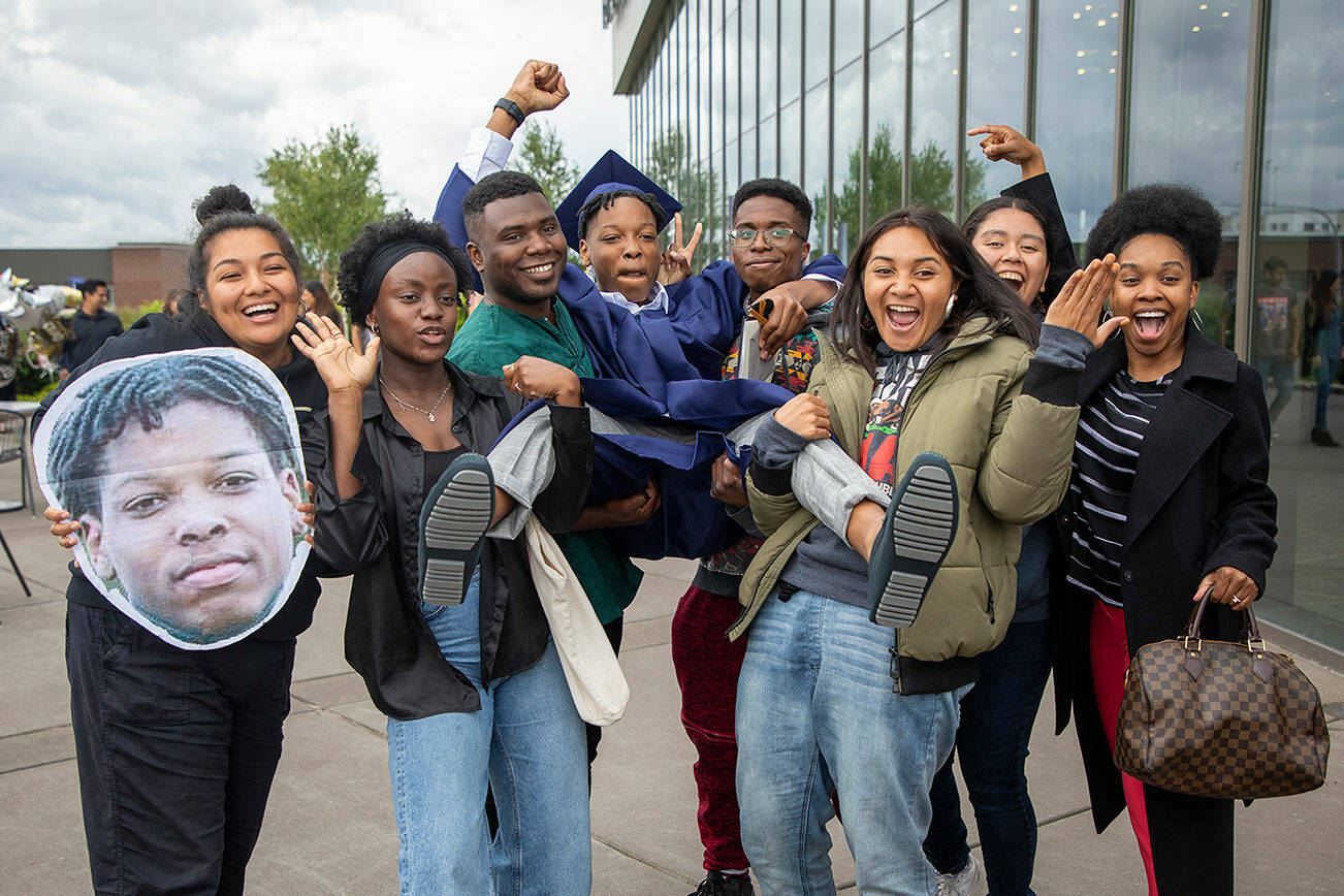 An Internet Academy graduate celebrates with friends. Photo courtesy of Federal Way Public Schools