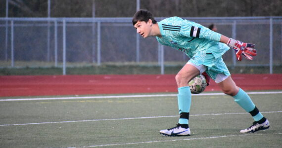 Decatur keeper Nathan Rainey passes the ball to a teammate. Ben Ray / The Mirror