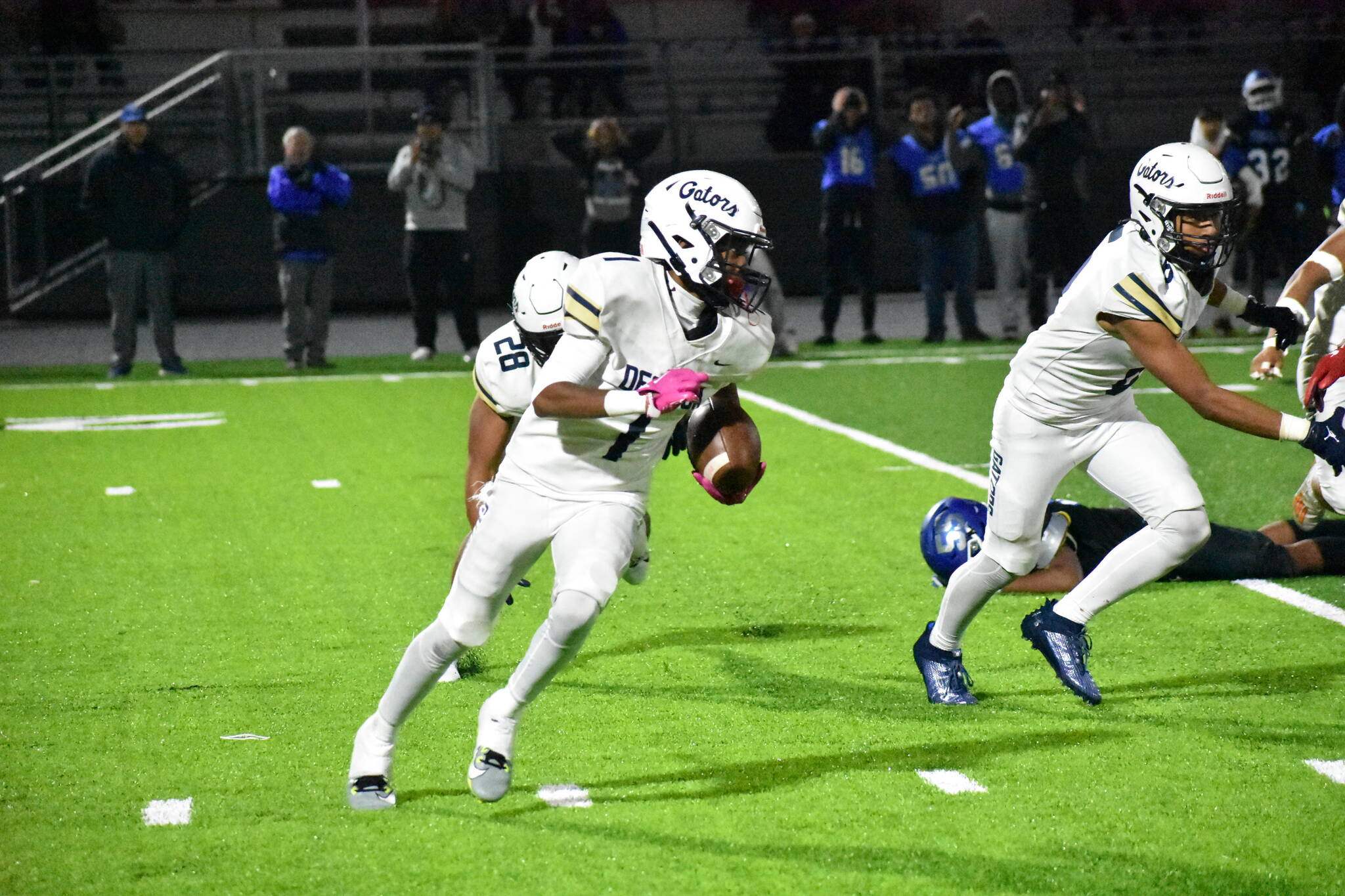 Decatur’s Jaliel Anderson runs back the game-changing fumble for the Gators in the fourth quarter. (Photos by Ben Ray/Sound Publishing)