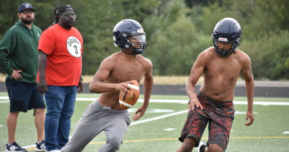 Todd Beamer quarterback Esquire Williams with the ball in his hand works against the defense. Ben Ray / The Mirror