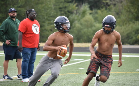 Todd Beamer quarterback Esquire Williams with the ball in his hand works against the defense. Ben Ray / The Mirror