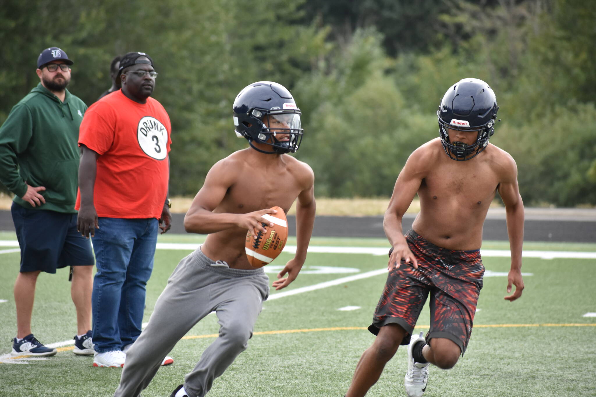 Todd Beamer quarterback Esquire Williams with the ball in his hand works against the defense. Ben Ray / The Mirror