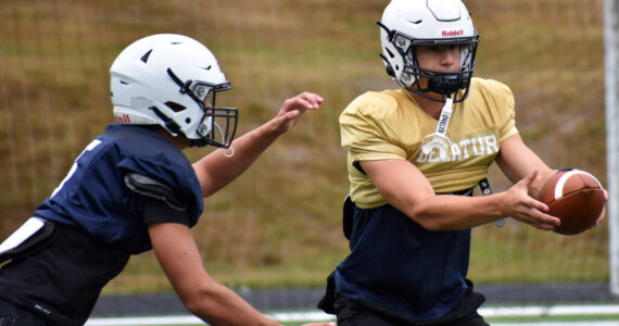 Quarterback Spencer Holloway works a handoff at practice for the Gators. Ben Ray / The Mirror