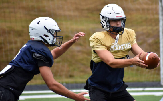 Quarterback Spencer Holloway works a handoff at practice for the Gators. Ben Ray / The Mirror