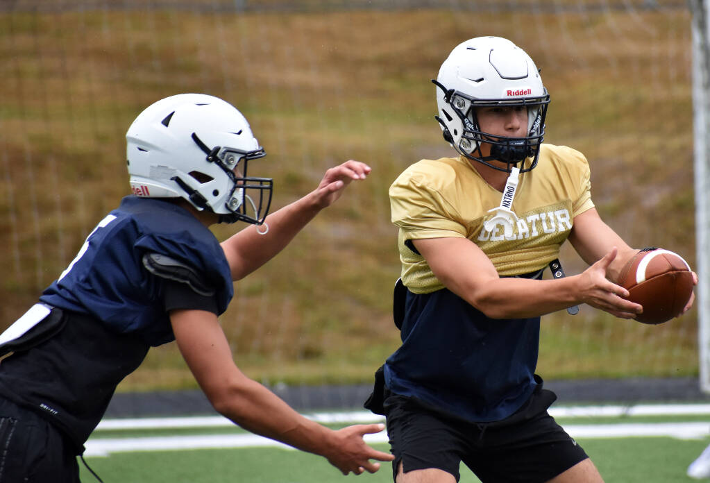 Quarterback Spencer Holloway works a handoff at practice for the Gators. Ben Ray / The Mirror