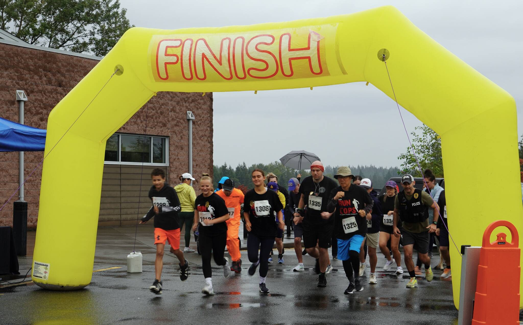 People running during the 2024 Run With Cops 5k in Federal Way. Photo by Joshua Solorzano/The Mirror