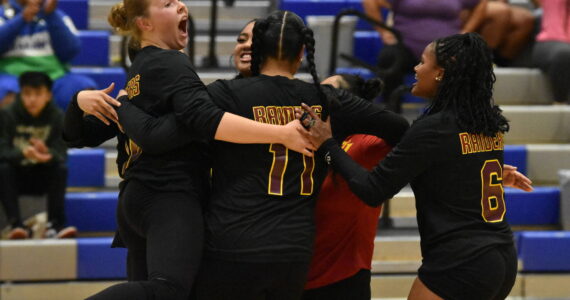 The Raiders celebrate a point against Federal Way. Ben Ray / The Mirror