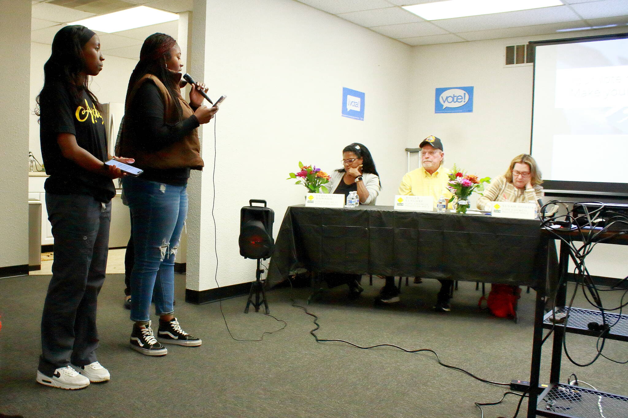 Two young people share the question from their community at the candidate forum hosted by Mujer al Volante in 2023. Photo by Keelin Everly-Lang / the Mirror