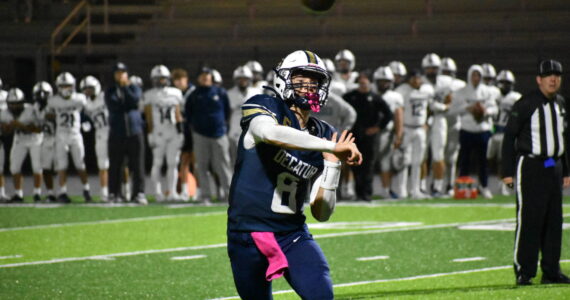 Spencer Holloway throws the ball to Maddox Heyliger for the 2 point conversion and the win. Ben Ray / The Mirror