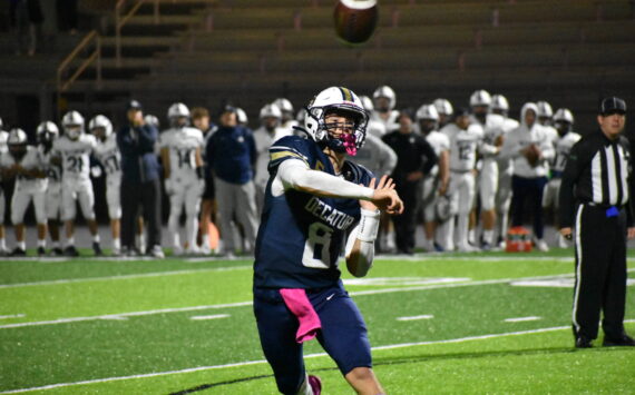 Spencer Holloway throws the ball to Maddox Heyliger for the 2 point conversion and the win. Ben Ray / The Mirror