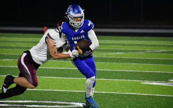 Andy Cortez shakes off a tackler while scrambling for Federal Way. Ben Ray / The Mirror