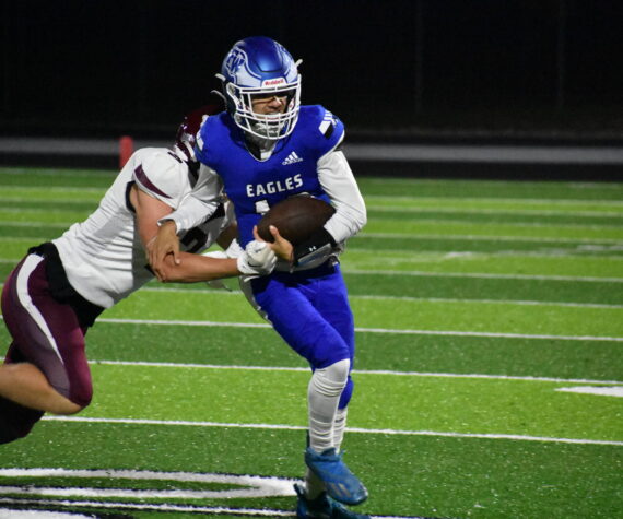 Andy Cortez shakes off a tackler while scrambling for Federal Way. Ben Ray / The Mirror