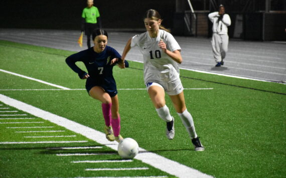 Sophomore Ashlynn Snyder from Federal Way and Sevyhn Rolewicz from Todd Beamer battle for the ball. Ben Ray / The Reporter