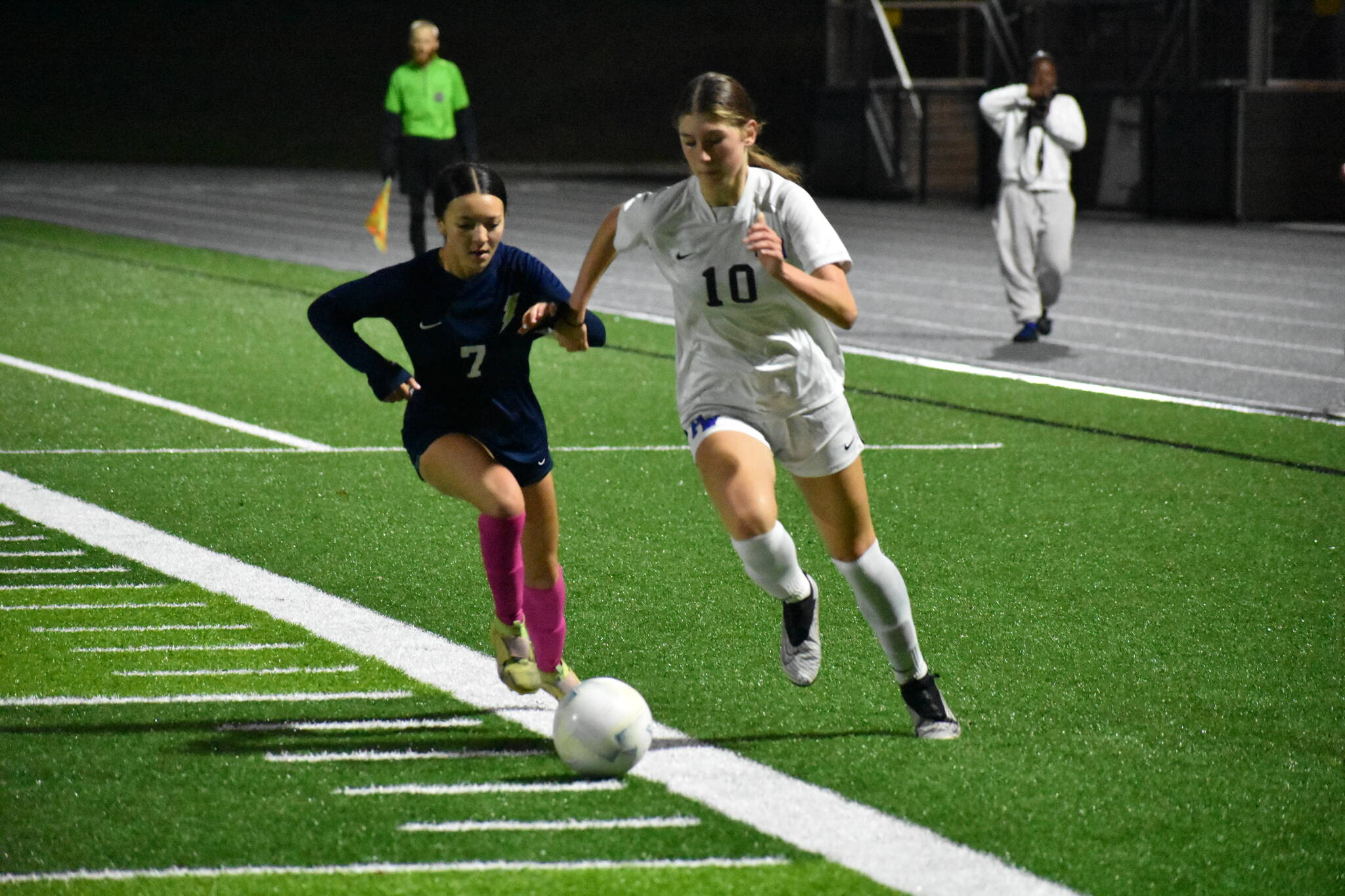 Sophomore Ashlynn Snyder from Federal Way and Sevyhn Rolewicz from Todd Beamer battle for the ball. Ben Ray / The Reporter