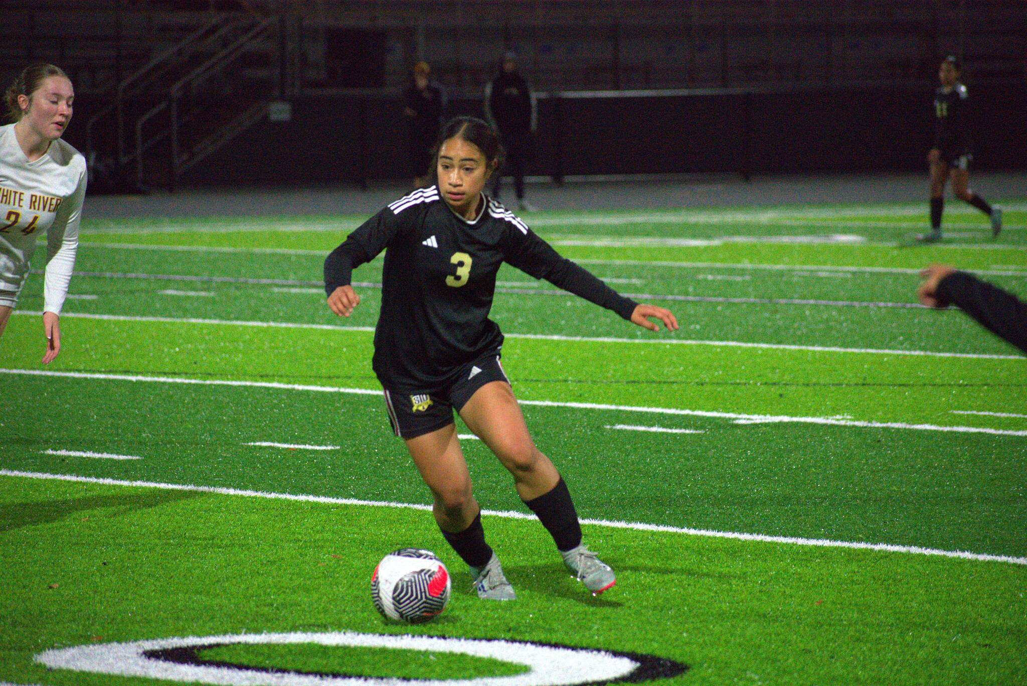 Decatur sophomore Kaihea Tuifua dribbles the ball between White River defenders. Ben Ray / The Mirror