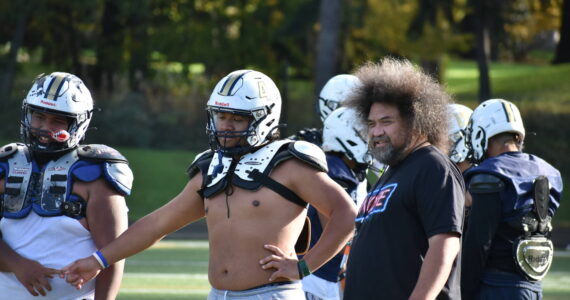 Head Coach Matt Vaeena (right), Jas Leonardo Kereti (middle) and teammates at practice. Ben Ray / The Mirror