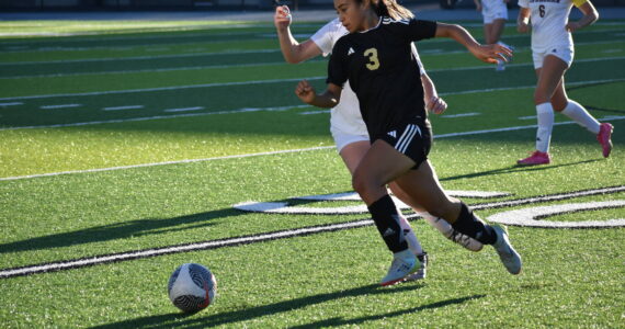 Decatur’s Kaihea Tuifua outruns an Enumclaw defender in the 2-1 win. Ben Ray / Sound Publishing