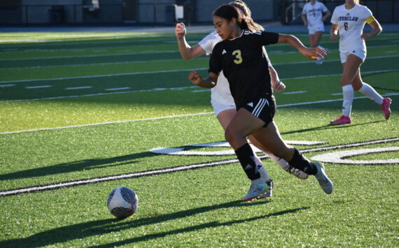 Decatur’s Kaihea Tuifua outruns an Enumclaw defender in the 2-1 win. Ben Ray / Sound Publishing