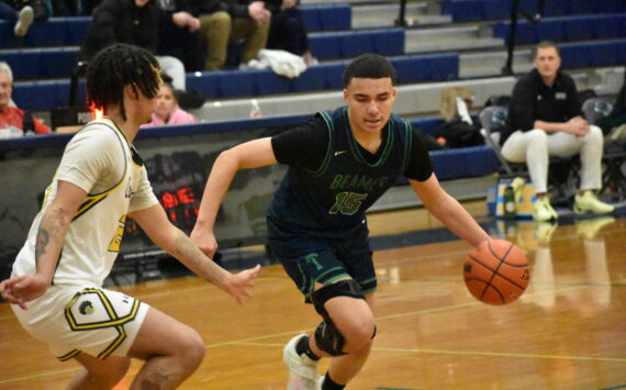 Titan senior Jaylin Wells dribbles against Kentridge. Ben Ray / The Mirror