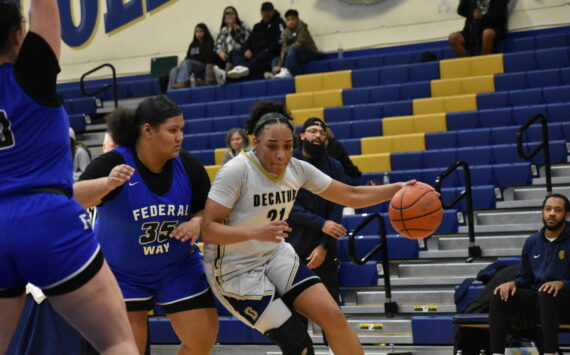 Iyanna Waltar drives to the basket against Federal Way. Ben Ray / The Mirror